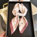 Foulard carré en imitation soie à motif floral doux, élégant pour femmes au quotidien. - FG332-1