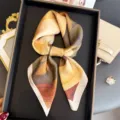 Foulard carré élégant en imitation soie avec imprimé géométrique colorblock pour femmes. - FG347-1