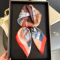 Foulard carré effet soie avec imprimé équestre classique et bordure rouge, élégant. - FG336-2
