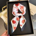 Élégant foulard carré en soie artificielle à motifs floraux, idéal comme tour de cou et bandeau. - FG329-2