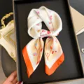 Foulard carre elegant dote d'un imprime floral doux et d'une bordure orange vive. - FG332-2