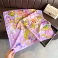 Foulard carre elegant a imprime floral violet, echarpe imitation soie douce pour femmes. - FG335-2