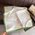 Vue détaillée du foulard en soie à bordure verte et imprimé floral, doux et élégant. - FG332-3