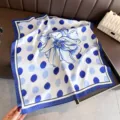 Vue détaillée du foulard carré en soie à motif floral bleu et pois, style élégant. - FG329-3