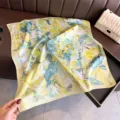 Élégant foulard en satin de soie avec imprimé artistique abstrait bleu et jaune, détail. - FG335-4