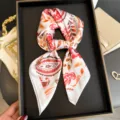 Vue détaillée d'un foulard carré en similicuir imprimé de luxe avec des motifs cachemire. - FG331-1