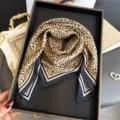 Foulard carre en soie imprime leopard, detail elegant pour le cou, accessoire de mode chic. - FG334-3