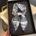 Détail de foulard en soie à imprimé cachemire noir et blanc, élégant carré pour femme. - FG331-3
