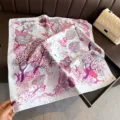 Vue detaillee du foulard carre en imitation de soie avec motif de foret rose design. - FG345-4