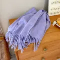 Morbida e calda sciarpa invernale con frange in lilla lavanda, elegante foulard accogliente. - Viola chiaro