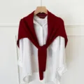 Châle noué en tricot rouge style coréen avec variante de chemise blanche, accessoire chic. - Rouge