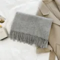 Klassieke effen grijze wollen sjaal met franjes voor warme winterdagen voor dames. - Zilverijs