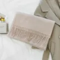 Klassieke effen wollen sjaal, lichte warme wintersjaal met franjes voor dames elegant. - Lotusroze