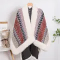 Bunt gestrickter Schal mit weichem weißem Fellkragen,warmer Winter Umhang für Damen Mode. - Ziegelrot