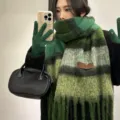 Conjunto de bufanda de invierno de mohair a rayas verdes con guantes para mujer chic. - Verde