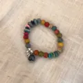 Primer plano de la pulsera de cuentas de cerámica colorida estilo étnico con dije de metal. - Estilo 5