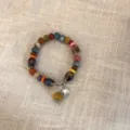 Vista detallada de la pulsera de cuentas de cerámica étnica, accesorios colgantes coloridos. - Estilo 4
