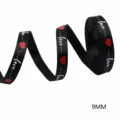 Schwarzes Valentinstag Schleifenband 9mm mit roten Herzen und Love Druck fur Geschenke Deko. - 9MM Breite / 5 Yards/Rolle = 4,5 Meter / Schwarz mit Rotem Herz Love