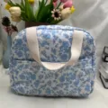 Borsa cosmetica trapuntata floreale con manici bianchi, custodia da viaggio portatile donna. - 24*11.5*21cm / Fondo bianco e fiori blu