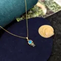 Gros plan sur le collier pendentif princesse de conte de fées plaqué or avec zircone. - Princesse de Conte de Fées (X1305)