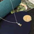 Primo piano dettagliato del ciondolo collana principessa delle favole con zirconi scintillanti. - Principessa delle Favole (X1288)