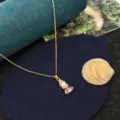 Collier pendentif princesse, chaîne dorée délicate avec zircone rose pour un style doux. - Princesse de Conte de Fées
