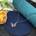 Raffinata collana con ciondolo a farfalla traforata e luminosi zirconi rosa lucenti. - Stile Farfalla X1292