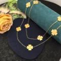 Goldene vierblättrige Kleeblatt lange Halskette Detailansicht, Luxus Designer Schmuck. - Laser Klee Pulloverkette / Gold