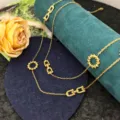 Elegante Gold Halskette aus Titanstahl mit einzigartigen Hufeisen Schnallen und Ring Anhängern. - U-förmige Schweinenase Pulloverkette / Gold