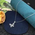 Squisita collana con catena a clavicola a farfalla cava, gioielli di modo di lusso per donne. - Stile Farfalla X1290
