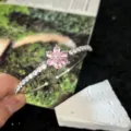 Bracciale rigido aperto con fiore in strass argento e zircone rosa per donne eleganti. - Bracciale Occhio di Gatto Zirconia Rosa / Argento
