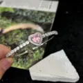 Primo piano dettagliato dello splendido bracciale argentato con zircone cuore rosa. - Bracciale Cuore Rosa / Argento