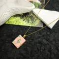 Deliziosa collana placcata in oro con grazioso ciondolo a medaglione libro in smalto rosa. - Oro-Rosa