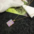 Collana con ciondolo libro viola chic con catena d'oro, gioielli design lettera. - Oro-Viola