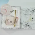Marmer keramische koffiemok cadeauset met deksel en lepel voor thuis en kantoor. - MRS Stijl / Schuine Mond Dames Roze