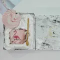 Roze marmer keramische koffiemok set met deksel en gouden lepel, elegante flamingo doos. - Schuine Mond Stijl / Schuine Mond Flamingo Roze