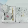 Marmeren keramische koffiemok cadeauset met deksel en gouden lepel in luxe doos. - Schuine Mond Stijl / Schuine Mond Flamingo Grijs