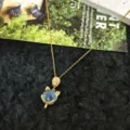 Dettaglio collana con ciondolo volpe dorata, impreziosita da pietra blu e zirconi. - Collana Volpe Sensibile alla Temperatura / Oro