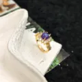 Anello aperto dorato in stile Ins con pietra centrale opale viola e zirconi brillanti. - Stile 1