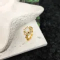 Anello aperto dorato con opale bianca e design floreale in zircone per stile elegante. - modello 2
