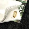 Bague ouverte dorée avec motif pièce chinoise vintage, texture métal délicate pour le quotidien. - Style 6