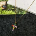 Bellissima collana con ciondolo a croce in zircone colorato con catena dorata chic - modello 3