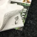 Gros plan du detail d une bague ouverte en argent avec design de coeur et style vintage. - Style 12