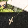 Elegante collana con ciondolo a croce dorata con zirconi luminosi per un look alla moda e chic. - modello 2