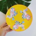8-inch handgeschilderd keramisch dinerbord, levendig geel kunstservies voor biefstuk. - 8 Inch Handgeschilderd Rond Bord / Gele Bloem Stijl