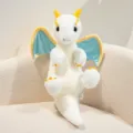 Primer plano detallado del lindo juguete de dragón de peluche blanco y azul, suave. - 42x30x18cm / Blanco