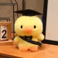 Schattige afstudeer eend pluche speelgoed met doktersmuts en sjaal, zacht en leuk cadeau. - Blauwe Lint Eend