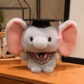 Schattige pluche olifant knuffel met afstudeerhoed en roze kwast als perfect afstudeercadeau - Roze Lotus Kraag Olifant
