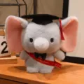 Schattige olifant pluche knuffel voor afstuderen met afstudeerhoed en rode sjerp. - Rode Lint Olifant