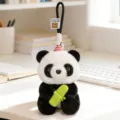 Adorable porte-clés en peluche panda avec bambou et chapeau, doux jouet en peluche. - Style Pendentif Bambou / Ornement Suspendu 18cm
